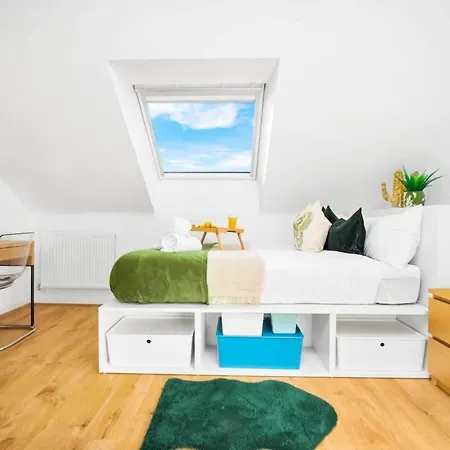 Spacious, Cosy Townhouse For Up To 9 Guests, In Centre With Allocated Parking! Apartman