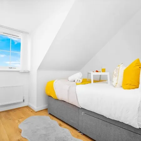 Spacious, Cosy Townhouse For Up To 9 Guests, In Centre With Allocated Parking!