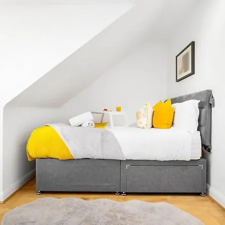 Spacious, Cosy Townhouse For Up To 9 Guests, In Centre With Allocated Parking! Apartman *