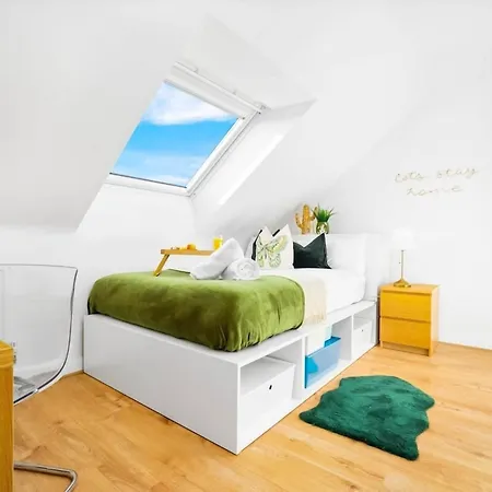 Apartman Spacious, Cosy Townhouse For Up To 9 Guests, In Centre With Allocated Parking! *